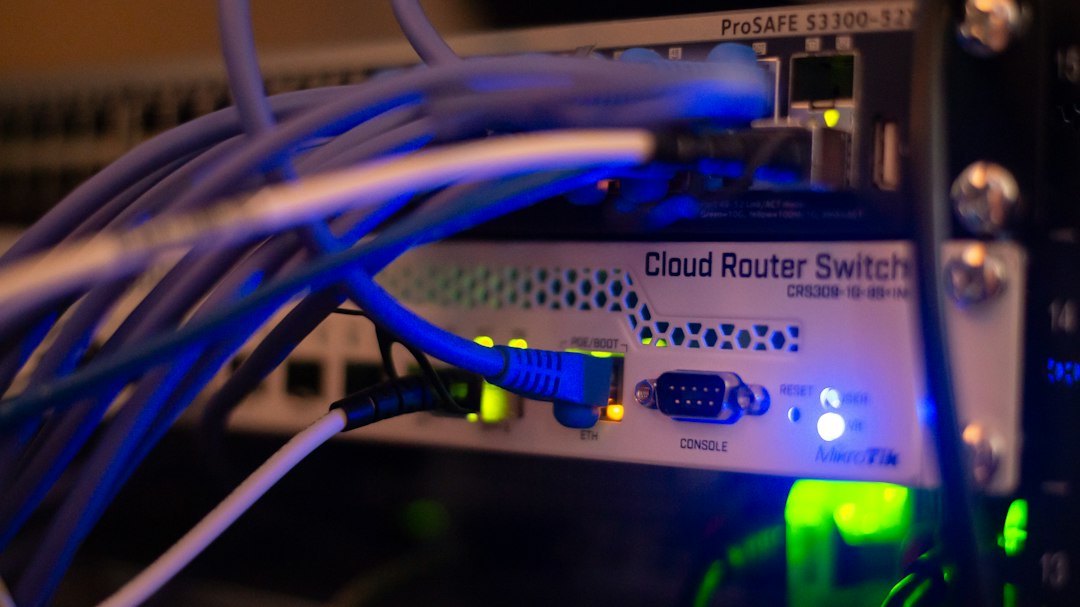 ציוד רשת בארון תקשורת עם כבלי Ethernet מחוברים